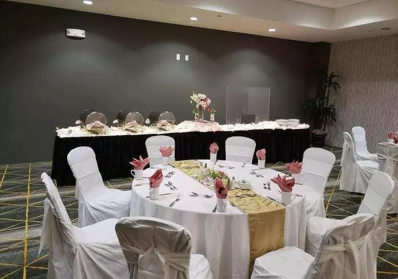 هتل Holiday Inn & Suites Phoenix Airport, An Ihg