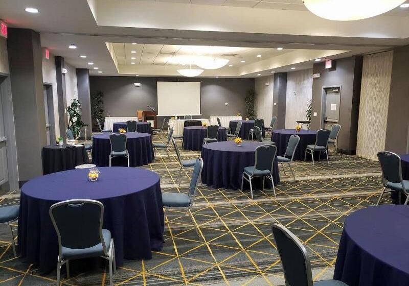 Отель Holiday Inn & Suites Phoenix Airport, An Ihg