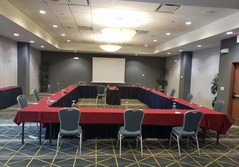 هتل Holiday Inn & Suites Phoenix Airport, An Ihg