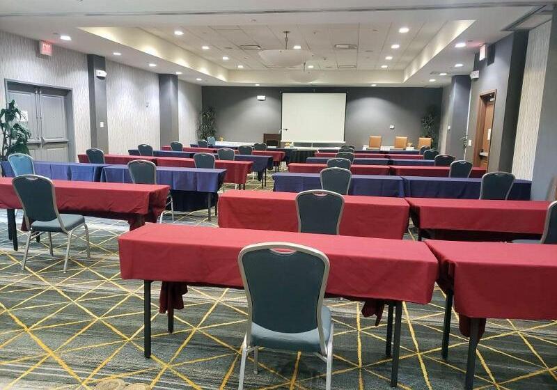 Отель Holiday Inn & Suites Phoenix Airport, An Ihg