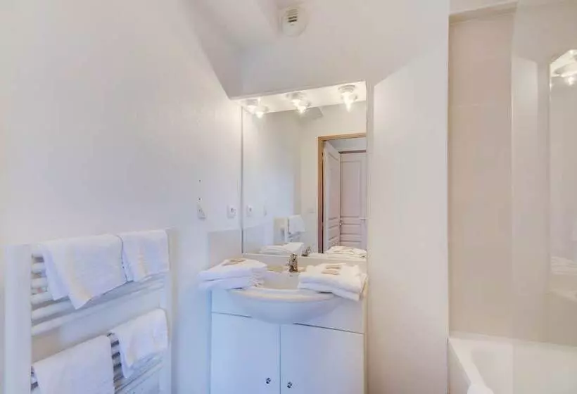 Отель Vacanceole Le Domaine D Enserune