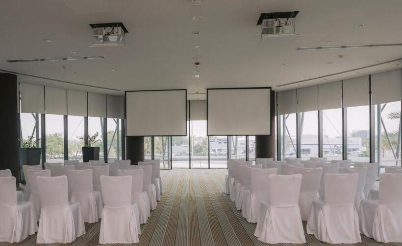 فندق Holiday Inn Abu Dhabi, An Ihg