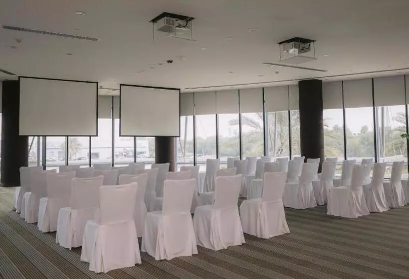 هتل Holiday Inn Abu Dhabi, An Ihg