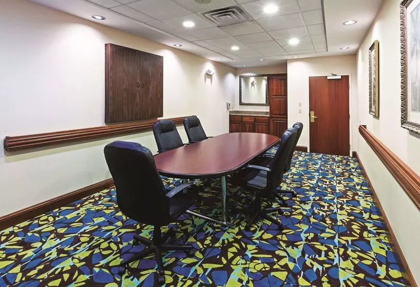 Отель La Quinta Inn & Suites By Wyndham Corpus Christin Padre Isl