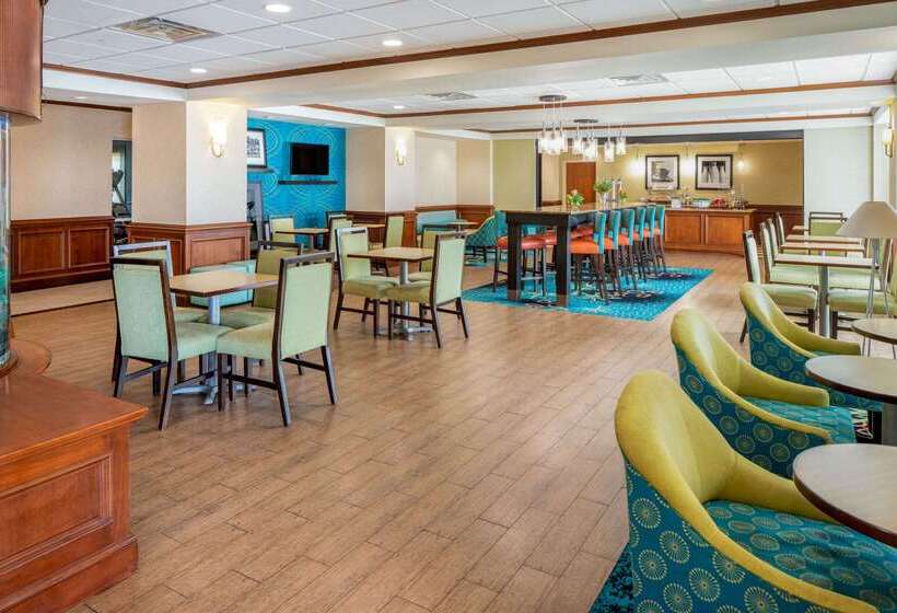 Отель La Quinta Inn & Suites By Wyndham Corpus Christin Padre Isl