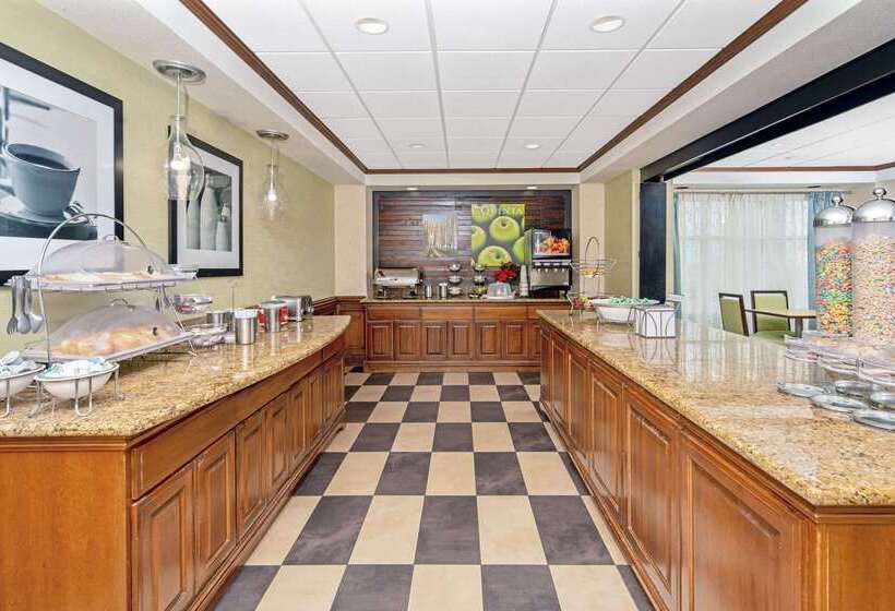 Отель La Quinta Inn & Suites By Wyndham Corpus Christin Padre Isl