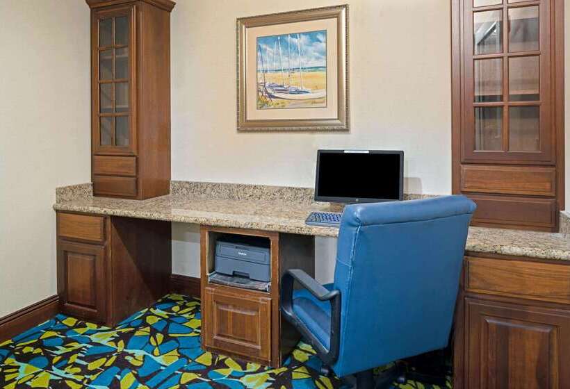 Отель La Quinta Inn & Suites By Wyndham Corpus Christin Padre Isl