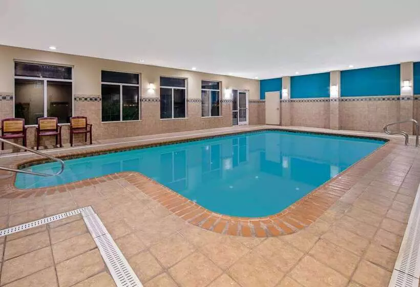 Отель La Quinta Inn & Suites By Wyndham Corpus Christin Padre Isl