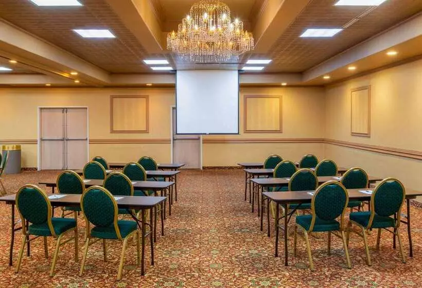 Отель La Quinta By Wyndham Fairbanks Airport