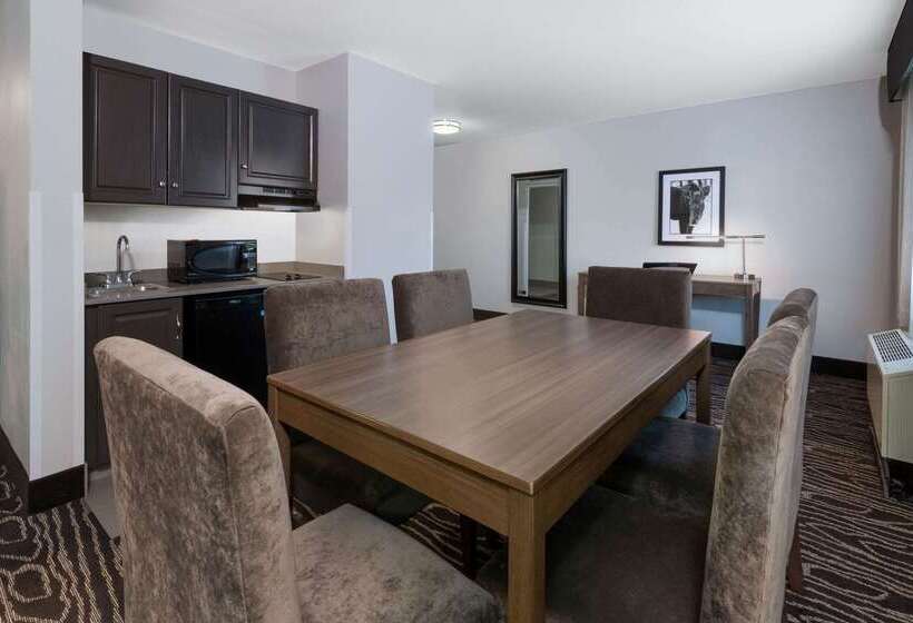 فندق La Quinta By Wyndham Fairbanks Airport