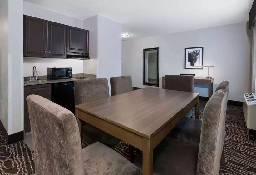 Отель La Quinta By Wyndham Fairbanks Airport