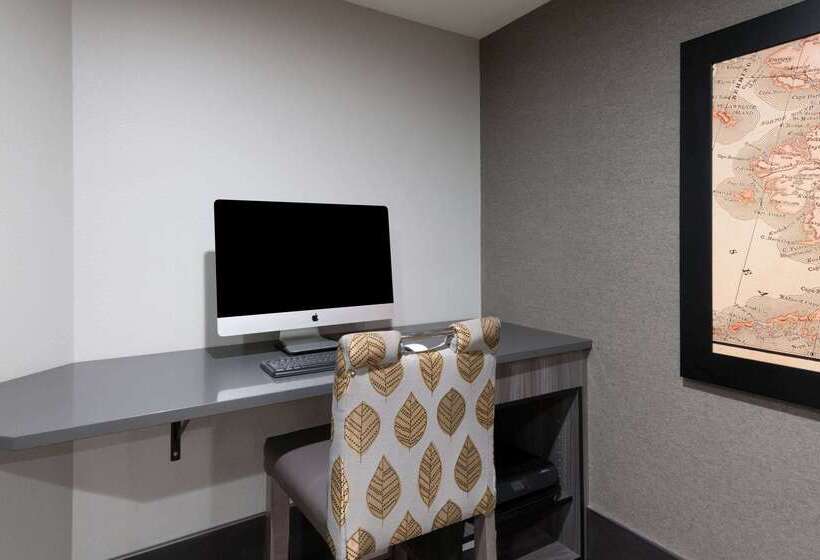 فندق La Quinta By Wyndham Fairbanks Airport