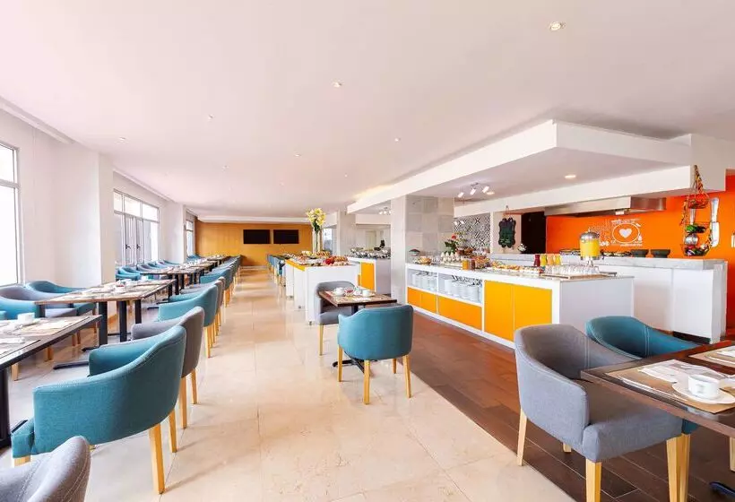 Отель NH Queretaro