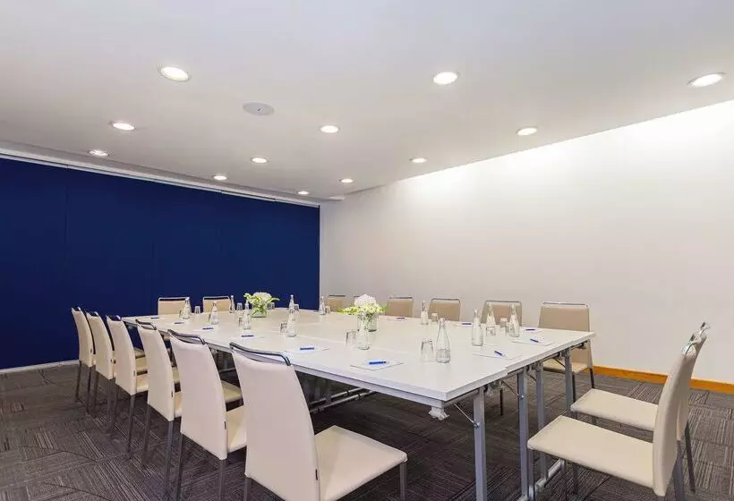 Отель NH Queretaro