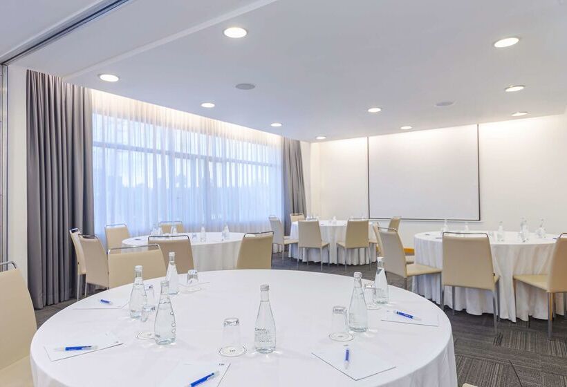 Отель NH Queretaro