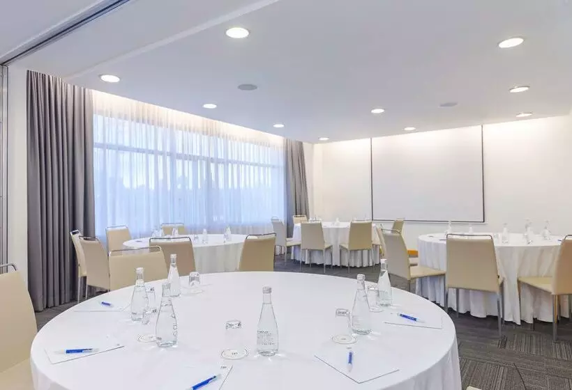 Отель NH Queretaro