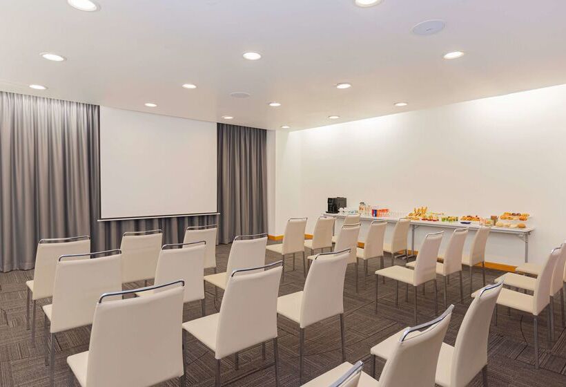 Отель NH Queretaro