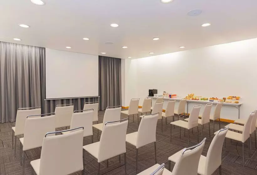 Отель NH Queretaro