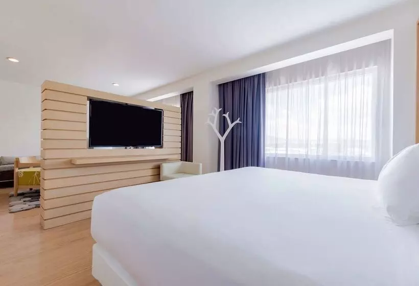 Отель NH Queretaro