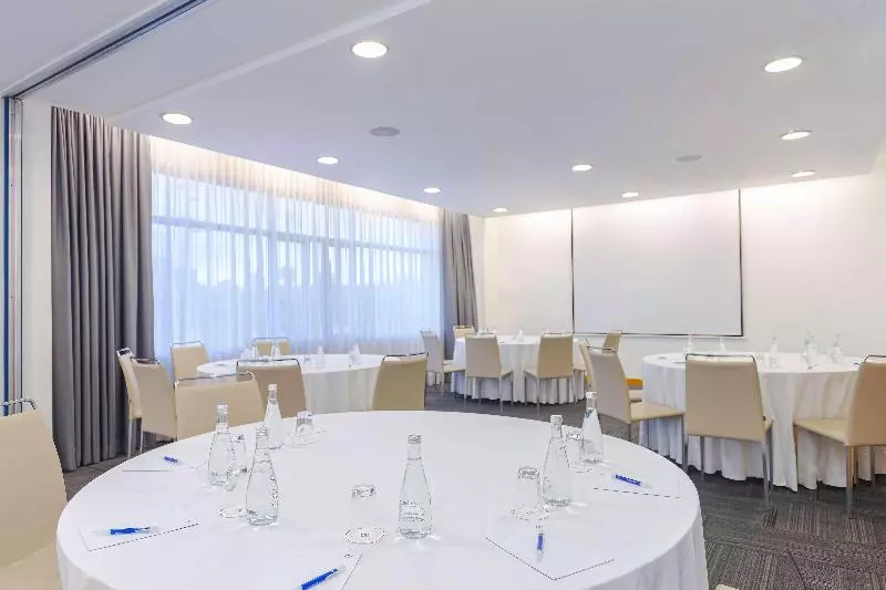 Отель NH Queretaro