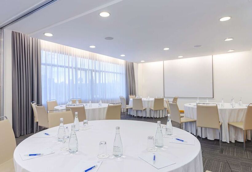 Отель NH Queretaro