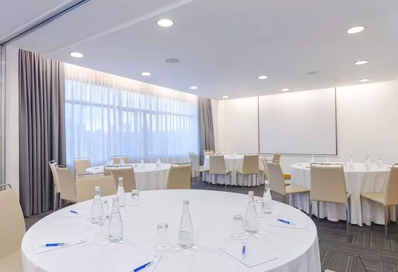 Отель NH Queretaro