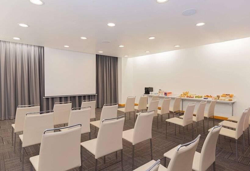 Отель NH Queretaro