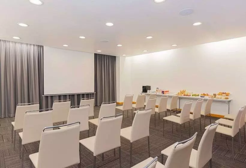 Отель NH Queretaro