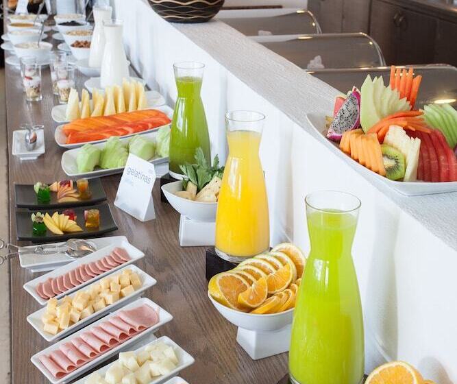 Отель NH Queretaro