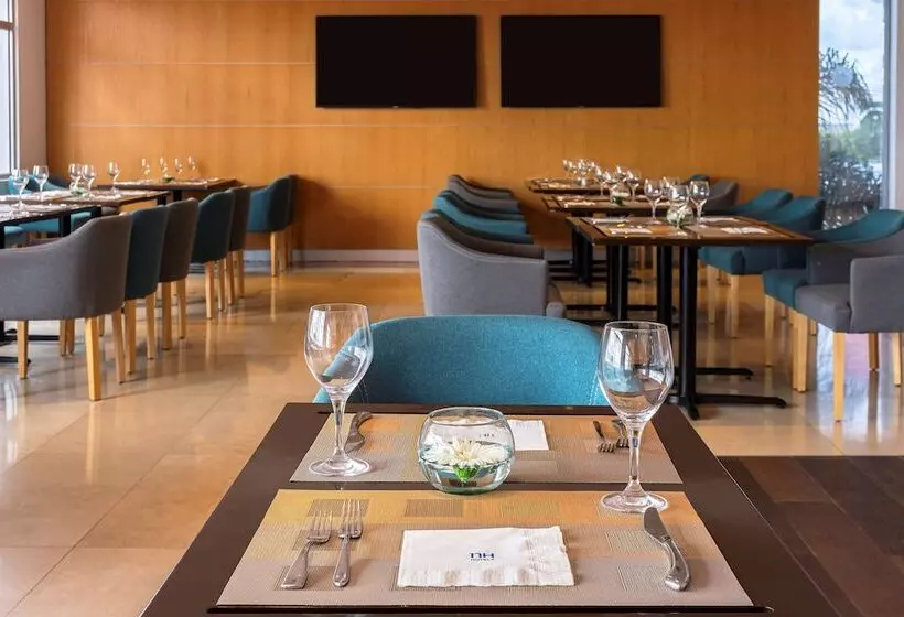 Отель NH Queretaro