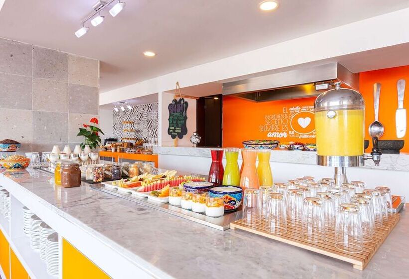 Отель NH Queretaro