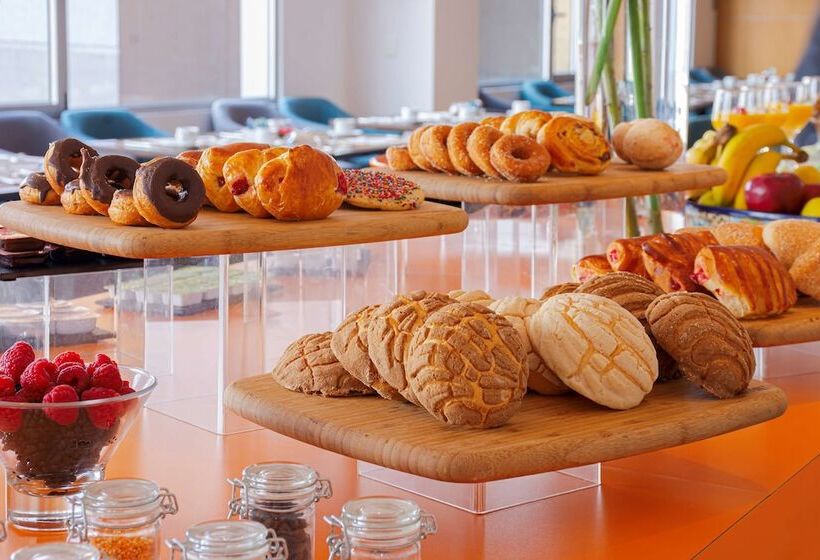 Отель NH Queretaro