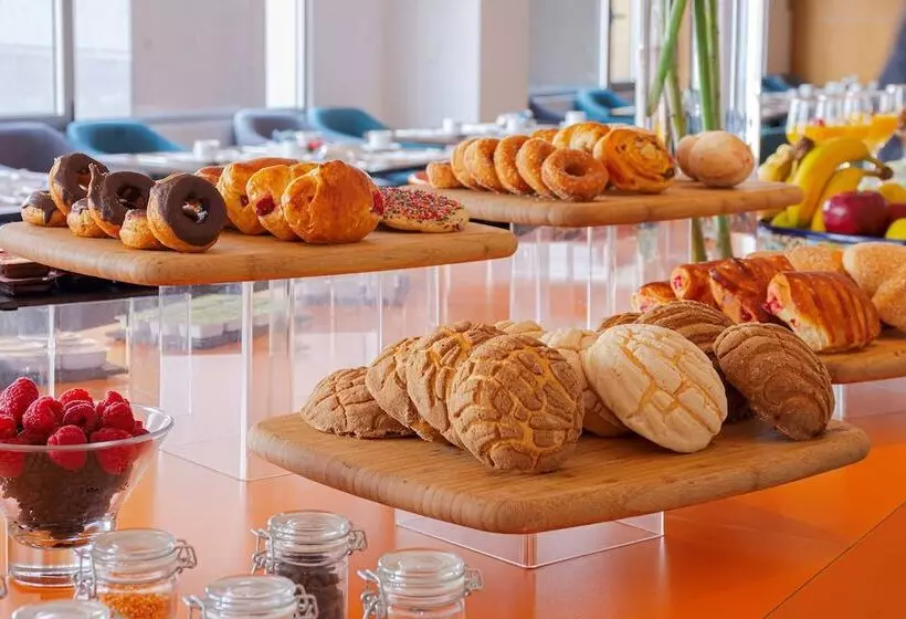 Отель NH Queretaro