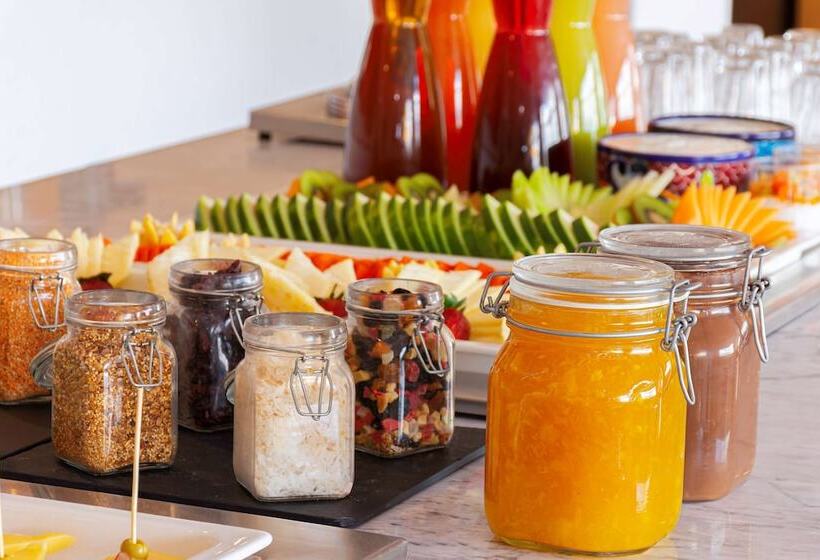 Отель NH Queretaro