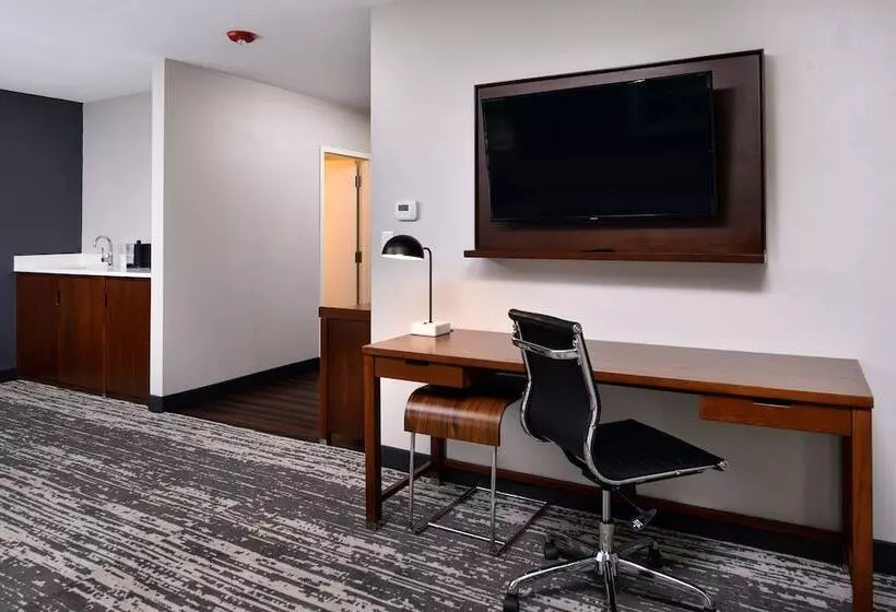 فندق على الطريق Four Points By Sheraton Omaha Midtown