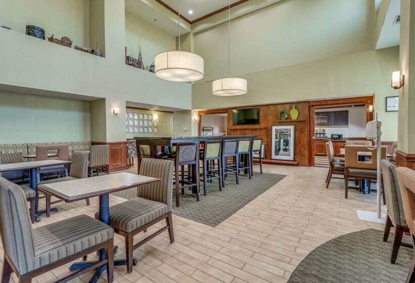 Отель Hampton Inn & Suites Gainesville