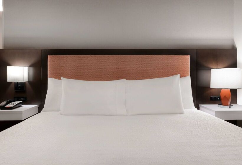 Hampton Inn & Suites Tulare