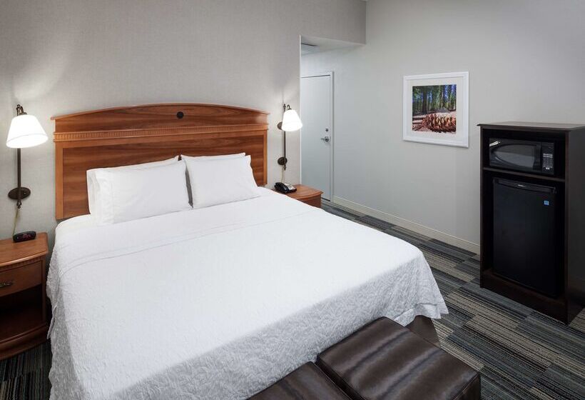 Hampton Inn & Suites Tulare