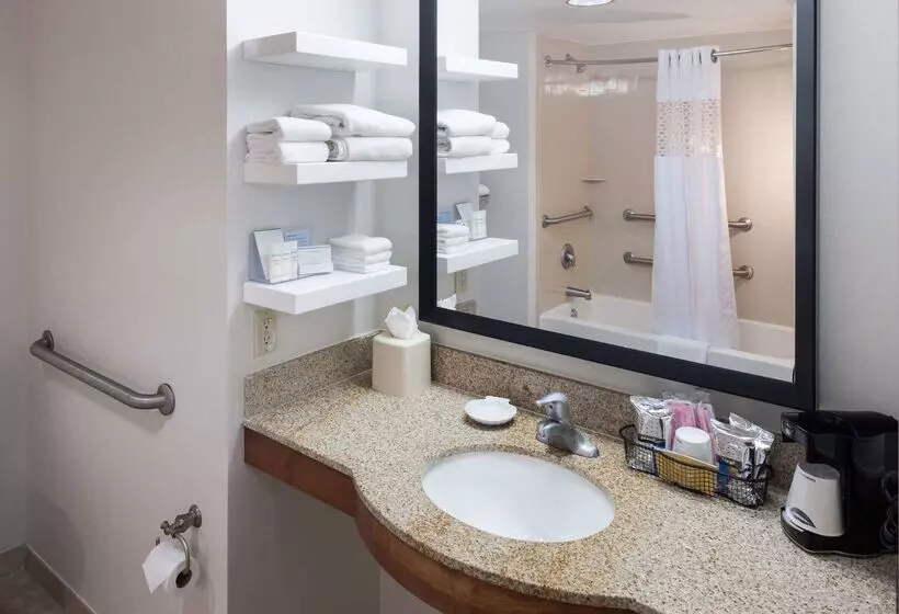 Hampton Inn & Suites Tulare