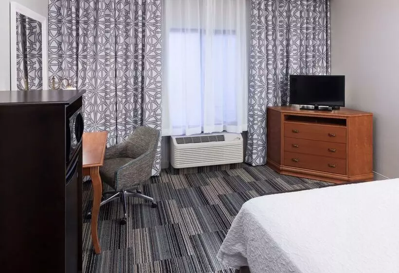 Hampton Inn & Suites Tulare