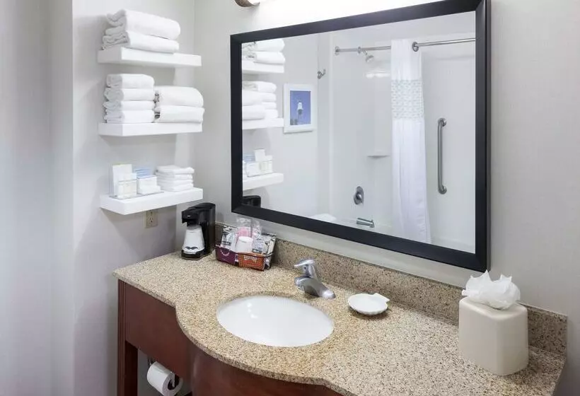 Hampton Inn & Suites Tulare