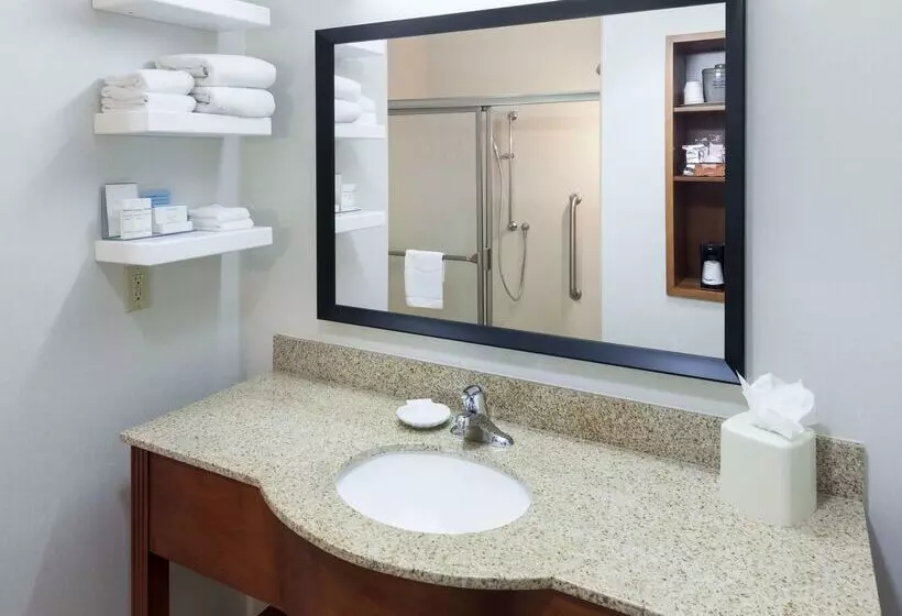 Hampton Inn & Suites Tulare