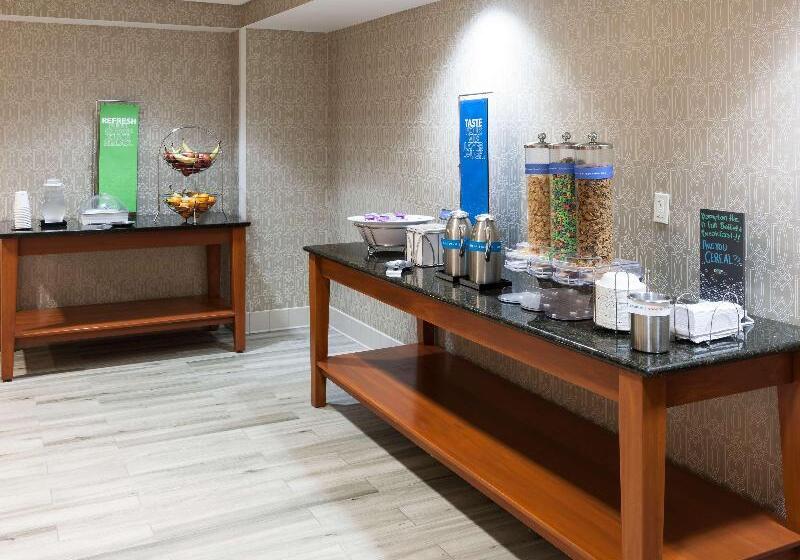 Hampton Inn & Suites Tulare