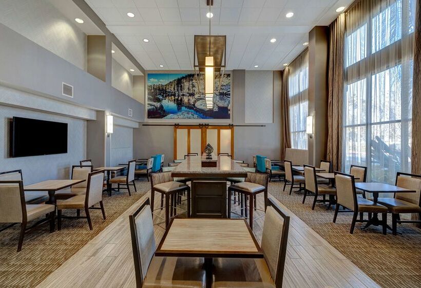 Hampton Inn & Suites Tulare