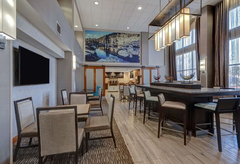 Hampton Inn & Suites Tulare