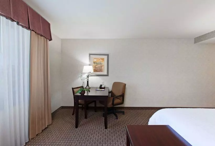 Отель Hampton Inn & Suites Oakland Airport  Alameda