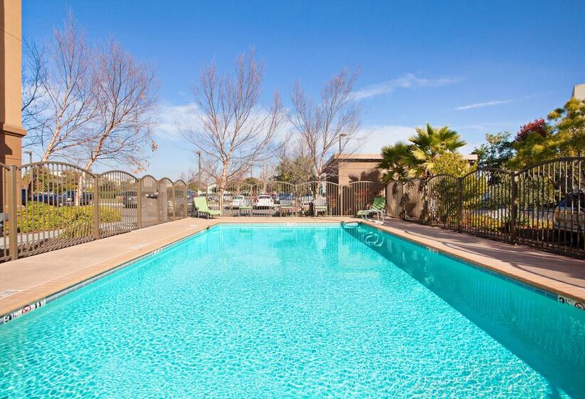 בית מלון כפרי Hampton Inn & Suites Oakland Airport  Alameda