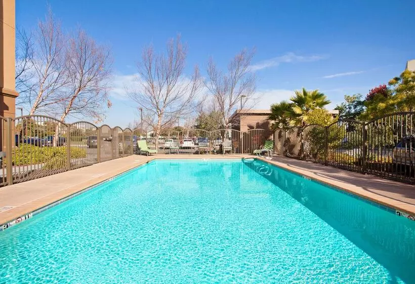 Отель Hampton Inn & Suites Oakland Airport  Alameda