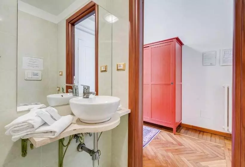 مسافرخانه Affreschi Su Roma Luxury B&b