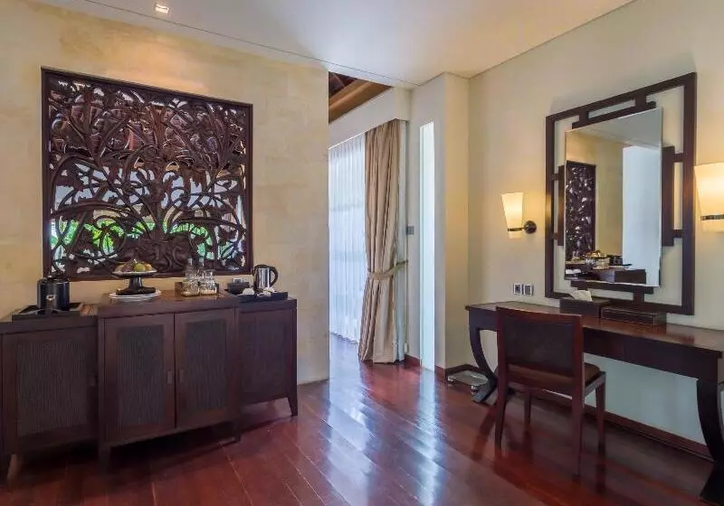 Отель The Royal Santrian